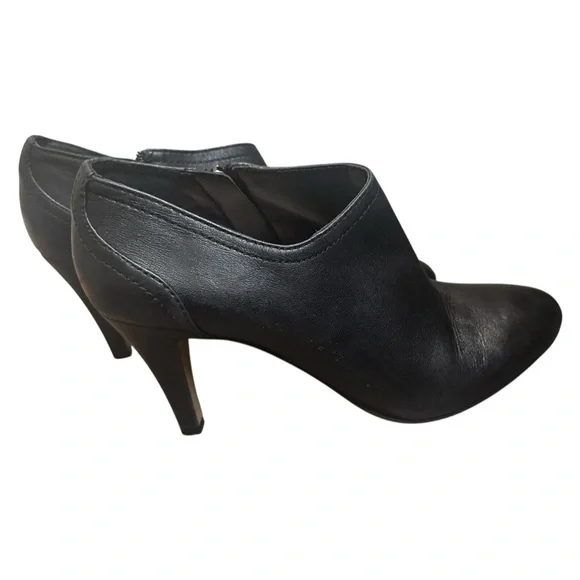 VINCE CAMUTO VIVE Black Ankle Bootie SZ 7.5 Leather Boots Side Zip Shoes - Picture 17 of 17